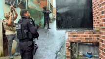 Droga no congelador e mais: Assista ao momento em que polícia localiza base do CV em Salvador