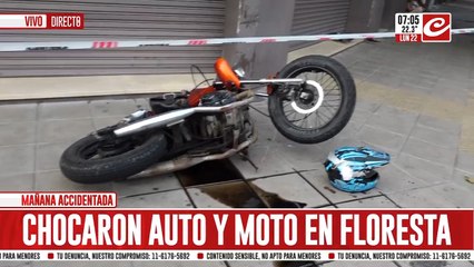 Impresionante choque entre auto y moto en pleno barrio de Floresta
