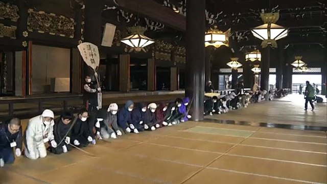Hundreds join annual year-end clean at Kyoto's major Buddhist temples