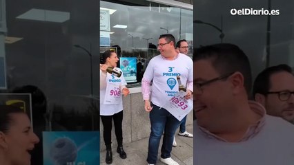 Así celebran en el Estanco y Administración 'Manoli' del barrio de Santa Bárbara de Toledo la venta del tercer premio del Sorteo Extraordinario de Lotería de Navidad, el 90.693