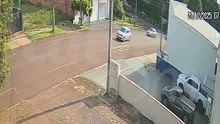 Veja momento que motociclista sofre queda no bairro Maria Luiza