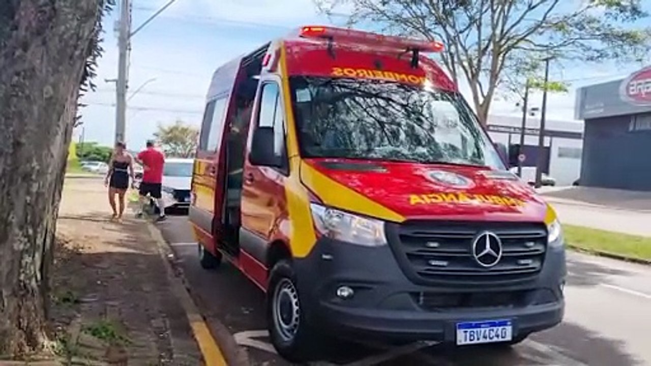 Motociclista fica ferido após acidente entre carro e moto na Avenida Rocha Pombo