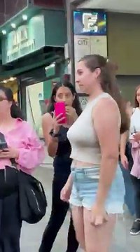 REPUDIABLE actitud de Carina Zampini con una fanática