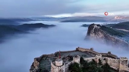 Boyabat Kalesi'nin sis altındaki görüntüsü büyüledi