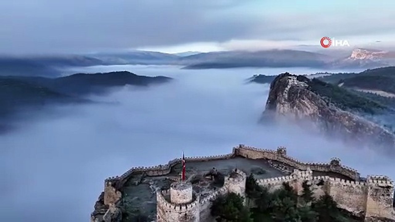 Boyabat Kalesi'nin sis altındaki görüntüsü büyüledi