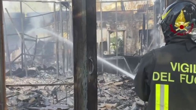 Vasto incendio a Catania nella zona industriale, i Vigili del Fuoco in azione