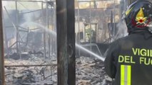 Vasto incendio a Catania nella zona industriale, i Vigili del Fuoco in azione