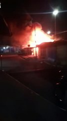 Incêndio no Mercado da Produção destrói 50 barracas e mobiliza Bombeiros durante a madrugada em Maceió