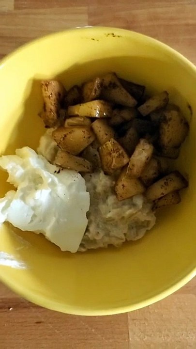 Colazione detox: porridge caldo di avena, mela e cannella