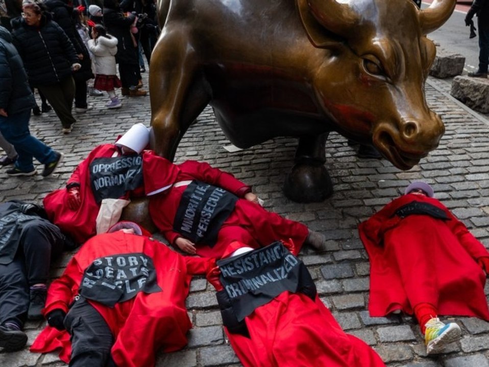 Die "Handmaids Army" auf Protestmarsch durch New York
