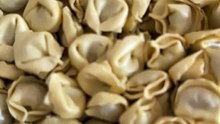 Tortellini in brodo homemade per la Vigilia: ricetta classica