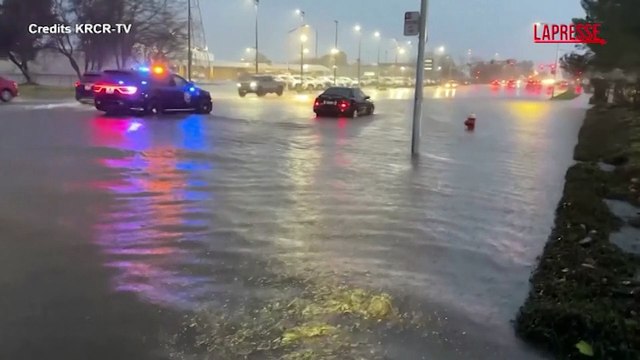 California, strade allagate dopo forti piogge: le macchine bloccate nell'acqua