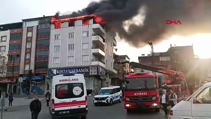Beş katlı binanın en üst katı alev alev yandı