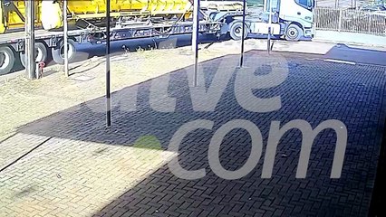 Nova câmera mostra caminhão subindo na calçada antes de derrubar semáforo em Cascavel