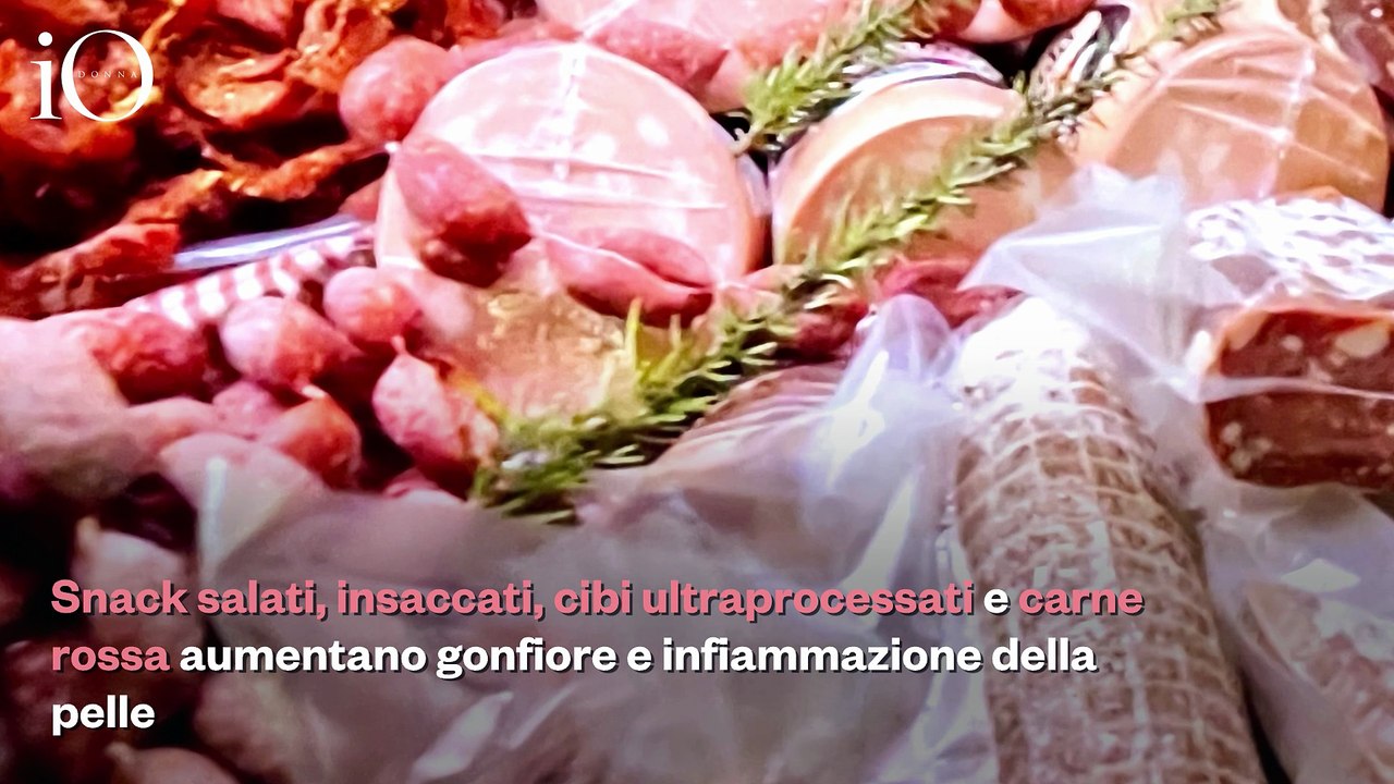 Dolci, alcol e abbuffate: quali cibi evitare per difendere la pelle durante le feste