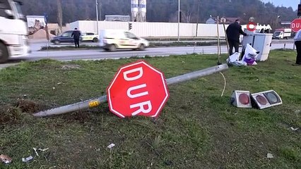 Kırmızı ışıkta bekleyen otomobile arkadan otomobil çarptı: Kaza anı kamerada