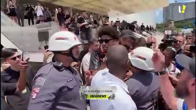 Policiamento tenta impedir jogadores do Corinthians terem contato com atletas
