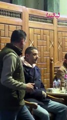 لحظة وصول أحمد الفيشاوي لتلقي العزاء في والدته النجمة الراحلة سمية الألفي