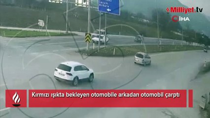 Kırmızı ışıkta bekleyen otomobile arkadan otomobil çarptı