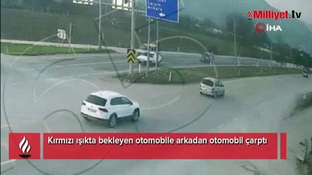 Kırmızı ışıkta bekleyen otomobile arkadan otomobil çarptı