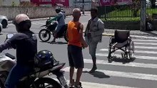 VÍDEO: Com uma perna só, cadeirante parte pra cima e 'apaga' homem no meio de rua movimentada na Bahia