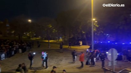 Un grupo de personas profiere gritos e insultos contra la concentración a favor de los inmigrantes desalojados