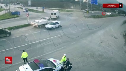 Amasya’da kırmızı ışıkta bekleyen otomobile arkadan otomobil çarptı