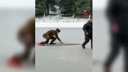 Görenler şaşırdı kaldı! Bakın buz tutan gölette ne yaptı