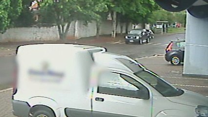 Câmera flagra pancada entre Saveiro e Frontier no Parque São Paulo