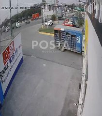 Caen tubos de acero de tráiler y casi aplastan a automovilistas en Apodaca