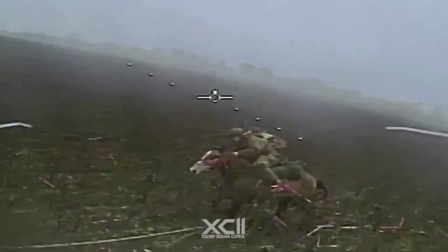 L'assalto dei soldati russi a cavallo: il video girato dal drone ucraino