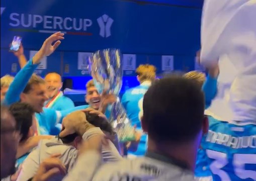 Inizia la festa nello spogliatoio del Napoli: azzurri scatenati con la coppa!