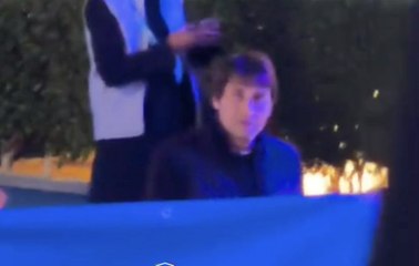 Conte lascia lo stadio dopo il trionfo: foto e autografi con i tifosi!