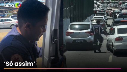 Médico do Samu desce de ambulância para liberar trânsito durante emergência em Salvador (BA)