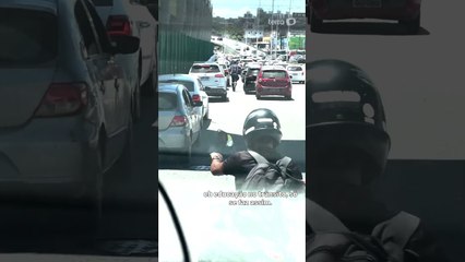 Médico do Samu desce de ambulância e libera trânsito em Salvador (BA) #Shorts