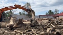 Tumpukan Kayu Gelondongan Banjir Bandang di Aceh Tamiang Mulai Dibersihkan