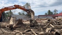 Tumpukan Kayu Gelondongan Banjir Bandang di Aceh Tamiang Mulai Dibersihkan
