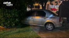 Carro invade praça e atinge grade e poste após manobra para evitar atropelamento em Cascavel