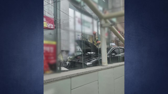 80대 운전자가 몰던 차량 상가로 돌진...경상 1명 / YTN