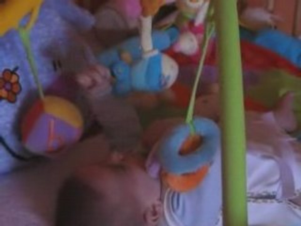 kyllian essai d'attraper le poisson bleu