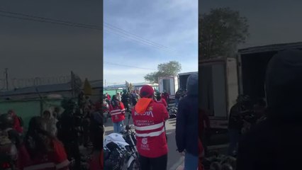 🚨 Motociclistas bloquean la movilidad en Álamos arrojando cascos a las vías | Pulzo