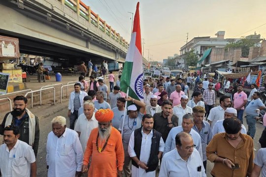 नशे के विरुद्ध निकली पदयात्रा, शहरवासियों ने की पुष्पवर्षा