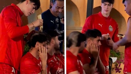 Canteranos de Chivas reciben su peor corte de pelo por parte de sus compañeros