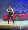 Burak Özçivit’in tiyatro performansı tartışma yarattı: Dansı alay konusu oldu