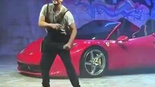 Burak Özçivit’in tiyatro performansı tartışma yarattı: Dansı alay konusu oldu