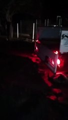 Çamura saplanan kamyonet kepçe yardımıyla kurtarıldı