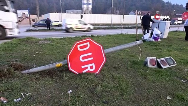 Kırmızı ışıkta bekleyen otomobile arkadan otomobil çarptı