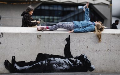 Londra: polemiche per il nuovo doppio murale di Banksy. Due bambini sdraiati, che guardano il cielo e...