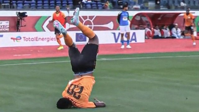 Gol, esultanza e paura: il calciatore rischia di rompersi il collo in Coppa d’Africa