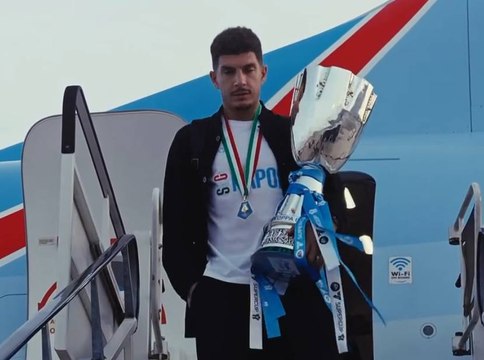 Il Napoli atterra a Capodichino con il trofeo: La Supercoppa è a casa - IL VIDEO